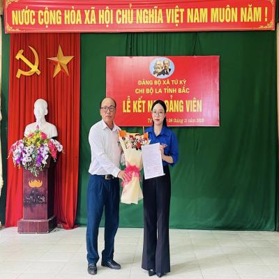 LỄ KẾT NẠP ĐẢNG VIÊN -  ĐOÀN XÃ TỨ KỲ TÍCH CỰC THAM GIA XÂY DỰNG ĐẢNG